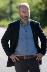 Смотреть Непосредственный человек / Счастливчик Хэнк онлайн в HD качестве 720p